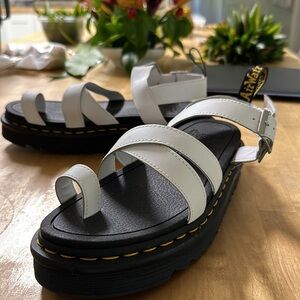 Dr Martens women Avry.   White size 9.   Brand new.   Excellent condition